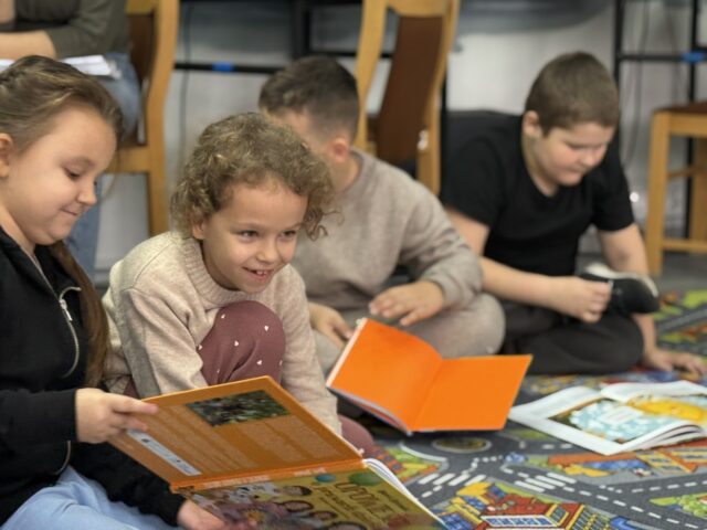 Czytelnicza przygoda pierwszaków w Bibliotece Pedagogicznej