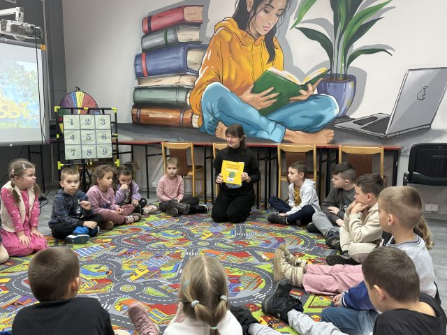 Klasa 1 zamienia się w bajkowe postacie za pomocą AI – z wizytą w Bibliotece Pedagogicznej